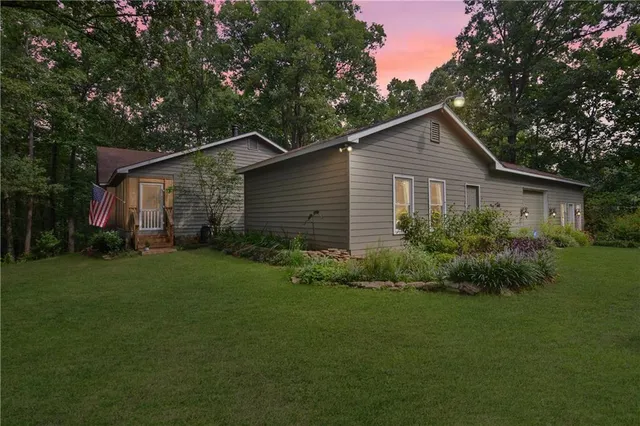 a view of a house with backyard and garden