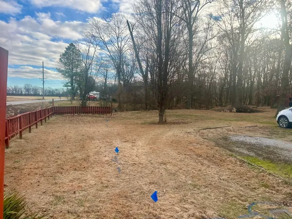 a view of a fence yard