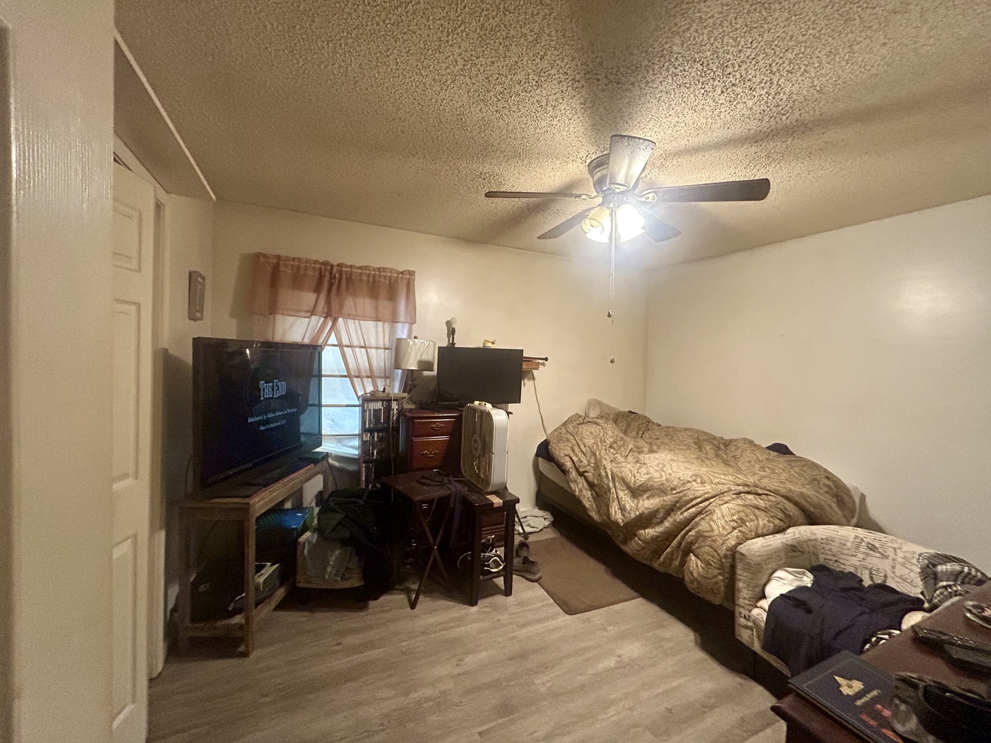 6 Carriage Lane Metropolis, IL 62960 - Photo 33 of 35 a living room with furniture and a flat screen tv
