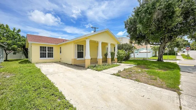 a view of a house with a yard