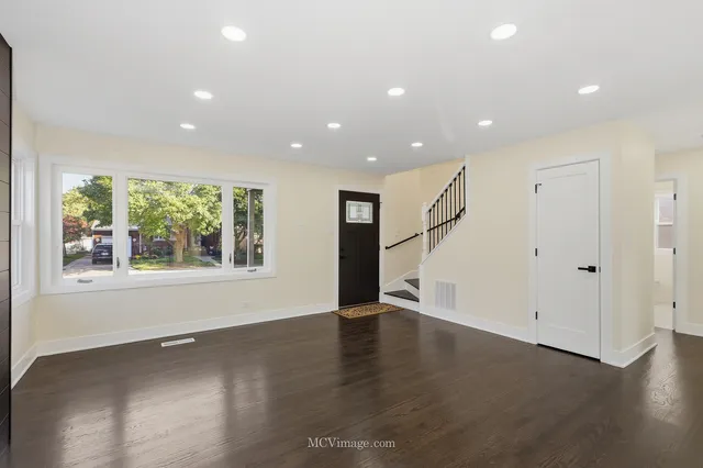 $599,900 | 10132 South Turner Avenue, Evergreen Park, IL 60805