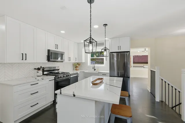 $599,900 | 10132 South Turner Avenue, Evergreen Park, IL 60805