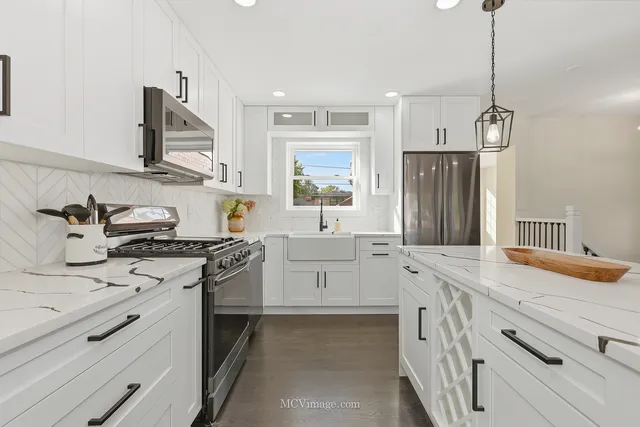 $599,900 | 10132 South Turner Avenue, Evergreen Park, IL 60805