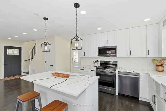 $599,900 | 10132 South Turner Avenue, Evergreen Park, IL 60805