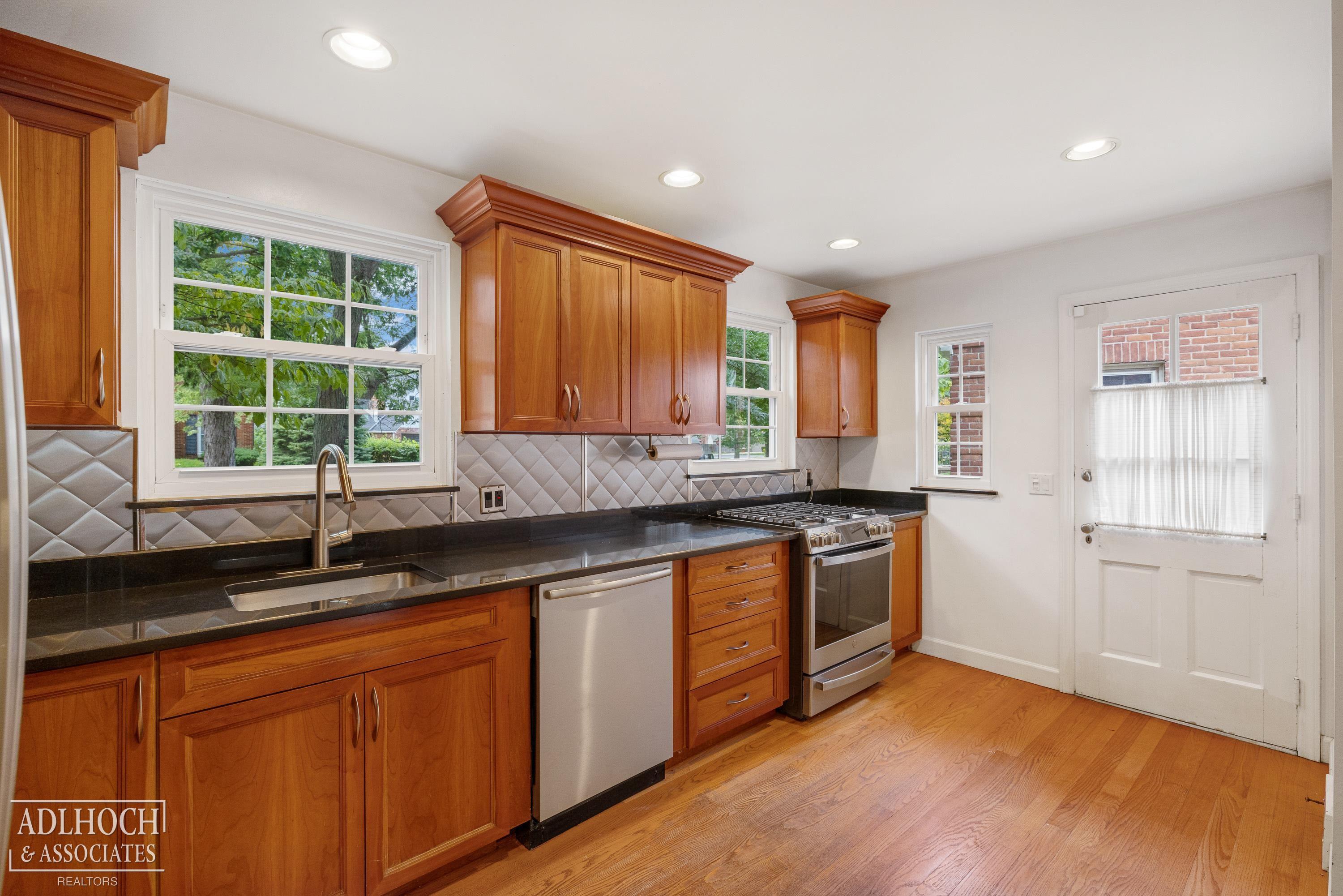 380 Merriweather Road Grosse Pointe Farms, MI 48236 - Photo 2 of 25