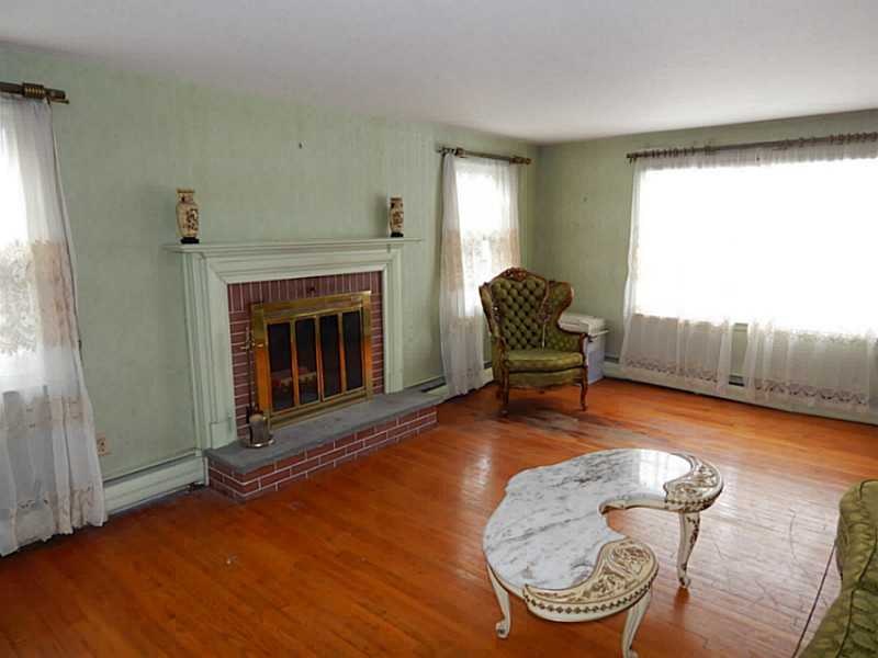 32 West Hamden Road Cranston, RI 02920 - Photo 3 of 11 Living Room.