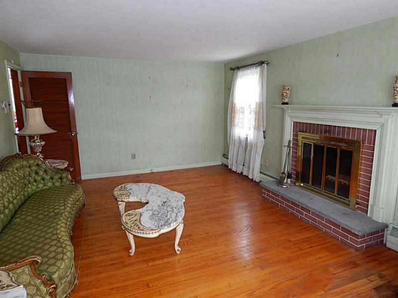 32 West Hamden Road Cranston, RI 02920 - Photo 4 of 11 Living Room.