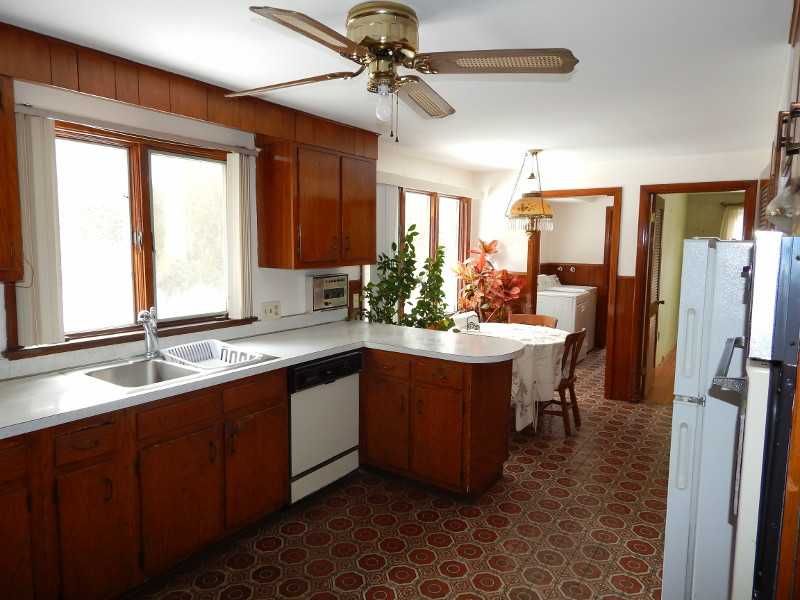 32 West Hamden Road Cranston, RI 02920 - Photo 5 of 11 Kitchen.