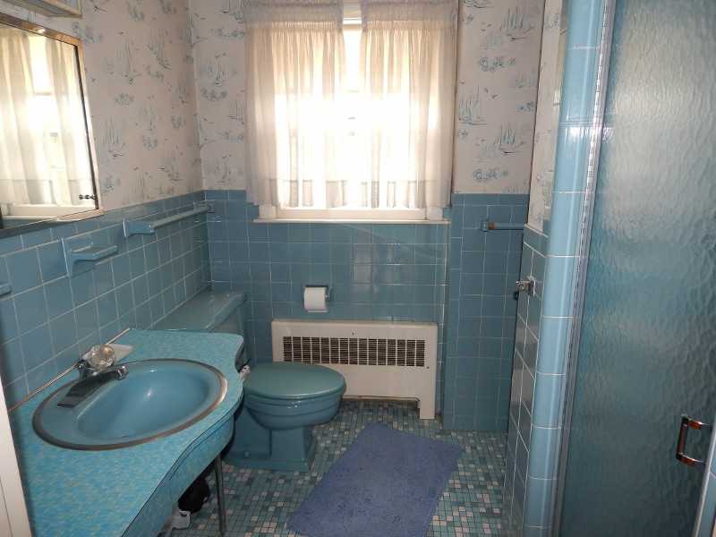 32 West Hamden Road Cranston, RI 02920 - Photo 7 of 11 Bathroom.