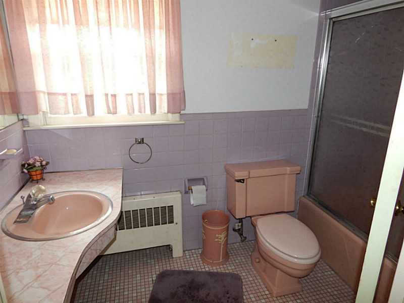 32 West Hamden Road Cranston, RI 02920 - Photo 8 of 11 Bathroom.