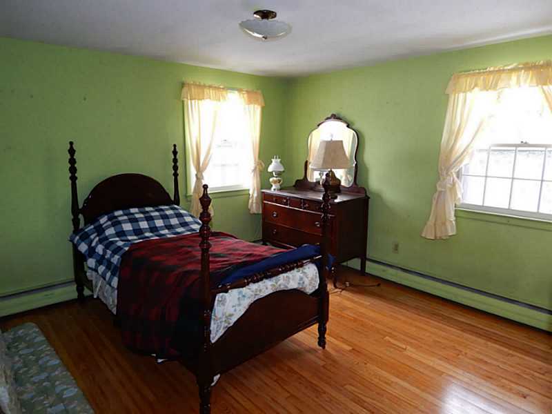 32 West Hamden Road Cranston, RI 02920 - Photo 9 of 11 Bedroom.