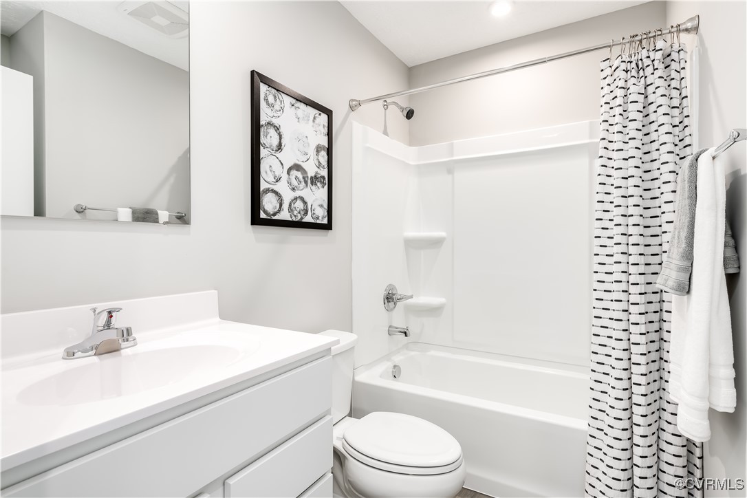 1248 Canterbury Ridge Road Richmond, VA 23224 - Photo 10 of 13 a bathroom with a sink a toilet and a bathtub