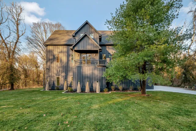 a view of backyard of the house