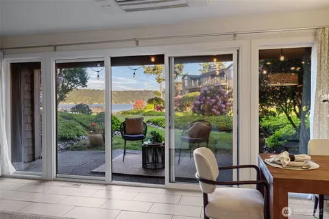 $1,100,000 | 17498 Northeast 40th Place, Unit I1, Redmond, WA 98052