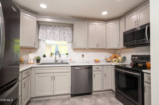 $300,000 | 1736 Valley View Drive, Big Stone Gap, VA 24219