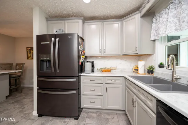 $300,000 | 1736 Valley View Drive, Big Stone Gap, VA 24219