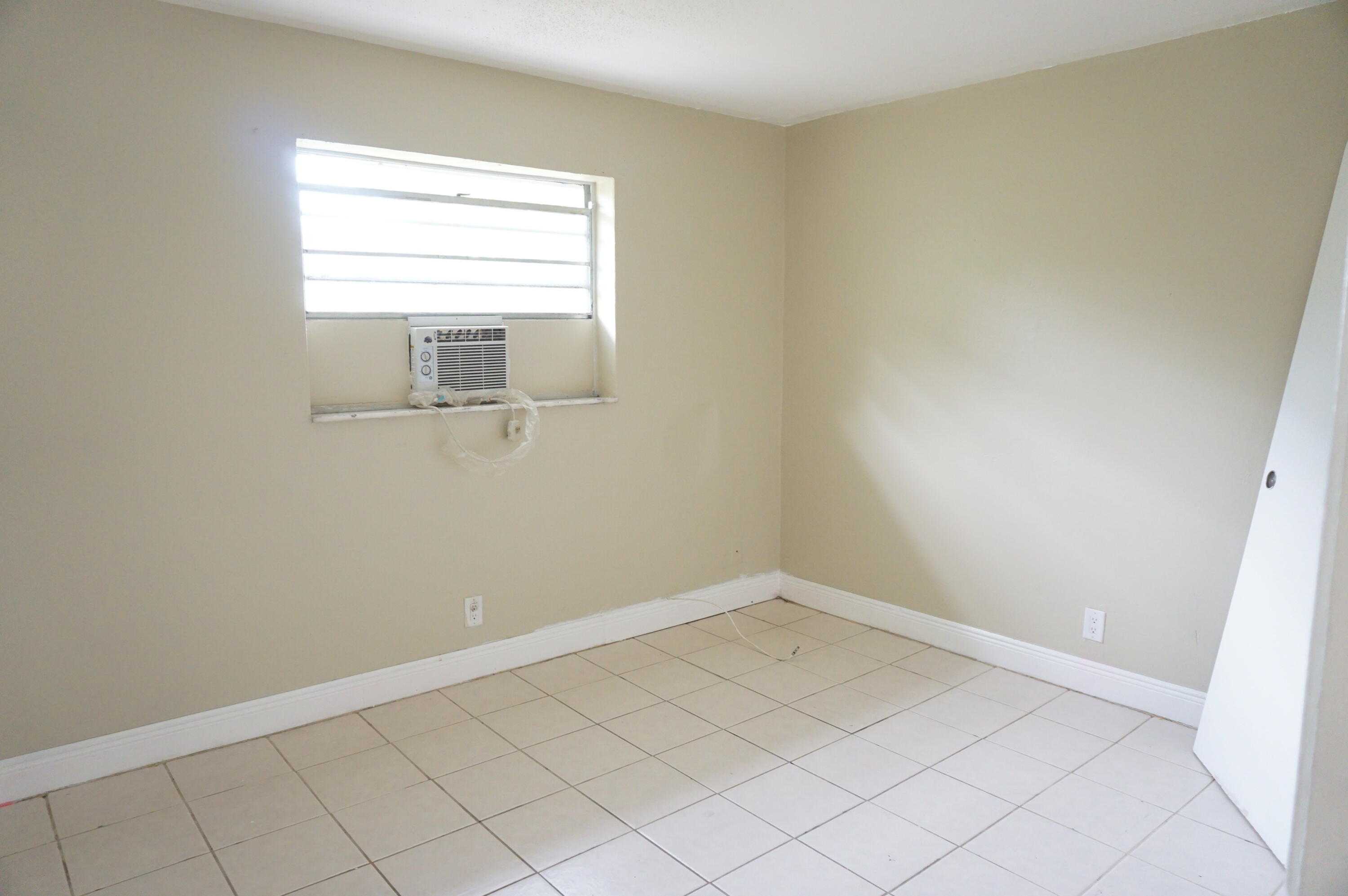 1601 West 37th Street, Unit 4 Riviera Beach, FL 33404 - Photo 3 of 6 DSC06715