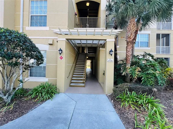 a view of a house with entryway and a yard