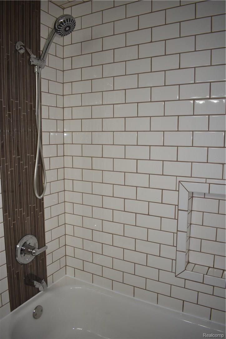 38 Bellarmine Drive Rochester, MI 48309 - Photo 14 of 22 Main bath Tub