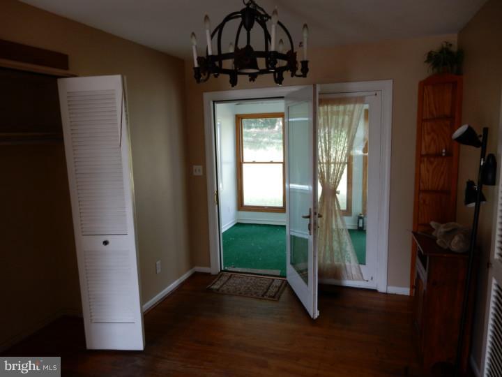 3 Freeport Road New Castle, DE 19720 - Photo 11 of 24 Living Room