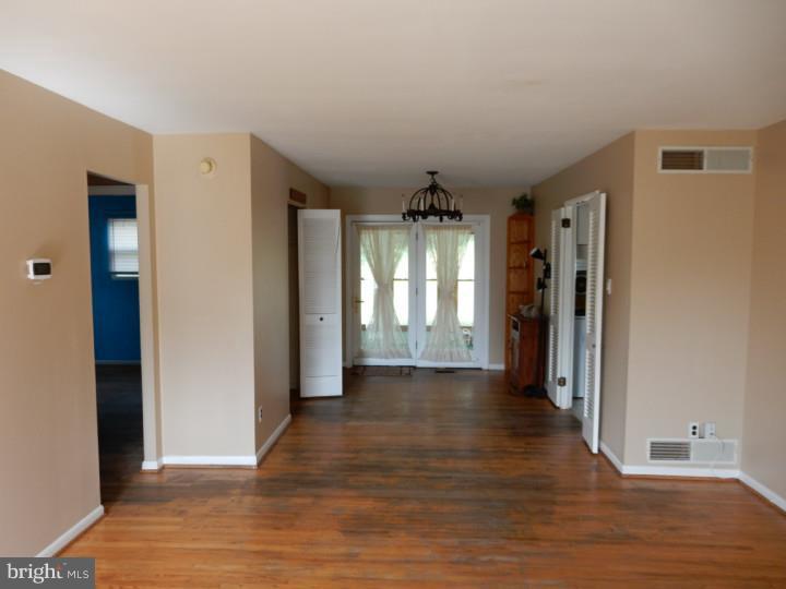 3 Freeport Road New Castle, DE 19720 - Photo 10 of 24 Living Room