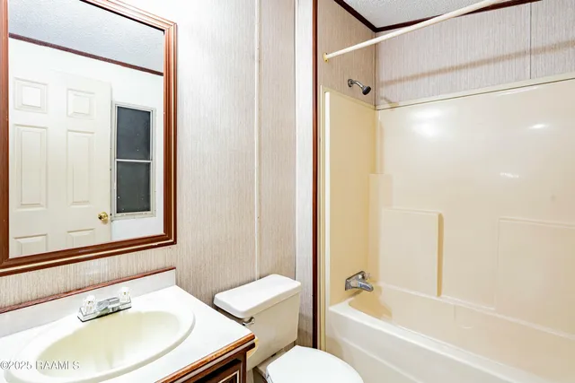 $1,000 | 7114 West Highway 90, New Iberia, LA 70560