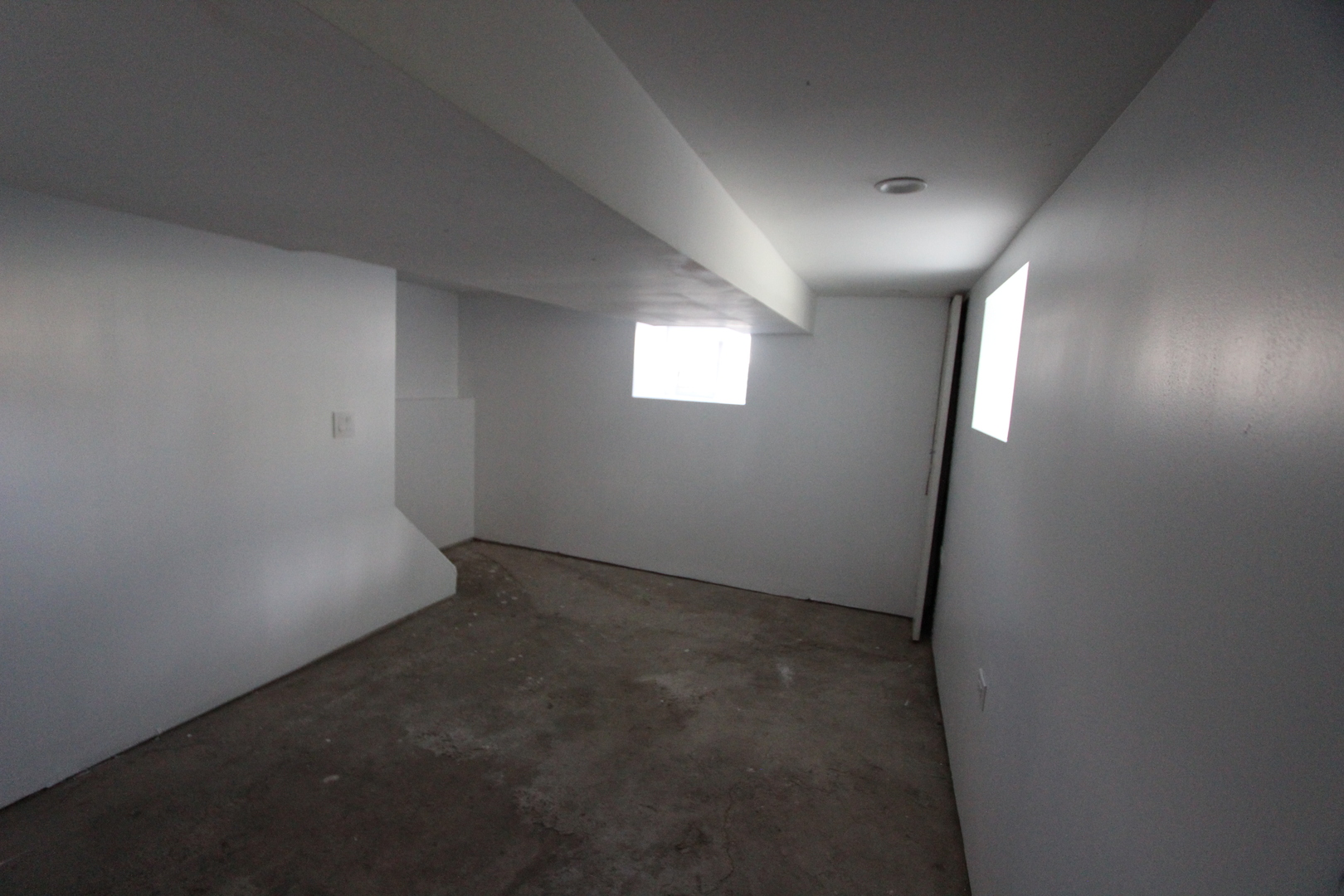 633 1/2 Whitney Boulevard Belvidere, IL 61008 - Photo 14 of 16 an empty room with windows