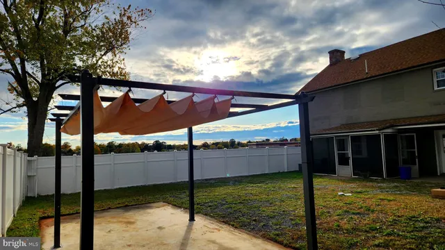 a view of a backyard