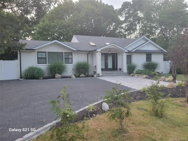 $749,000 | 566 Locust Avenue, Oakdale, NY 11769