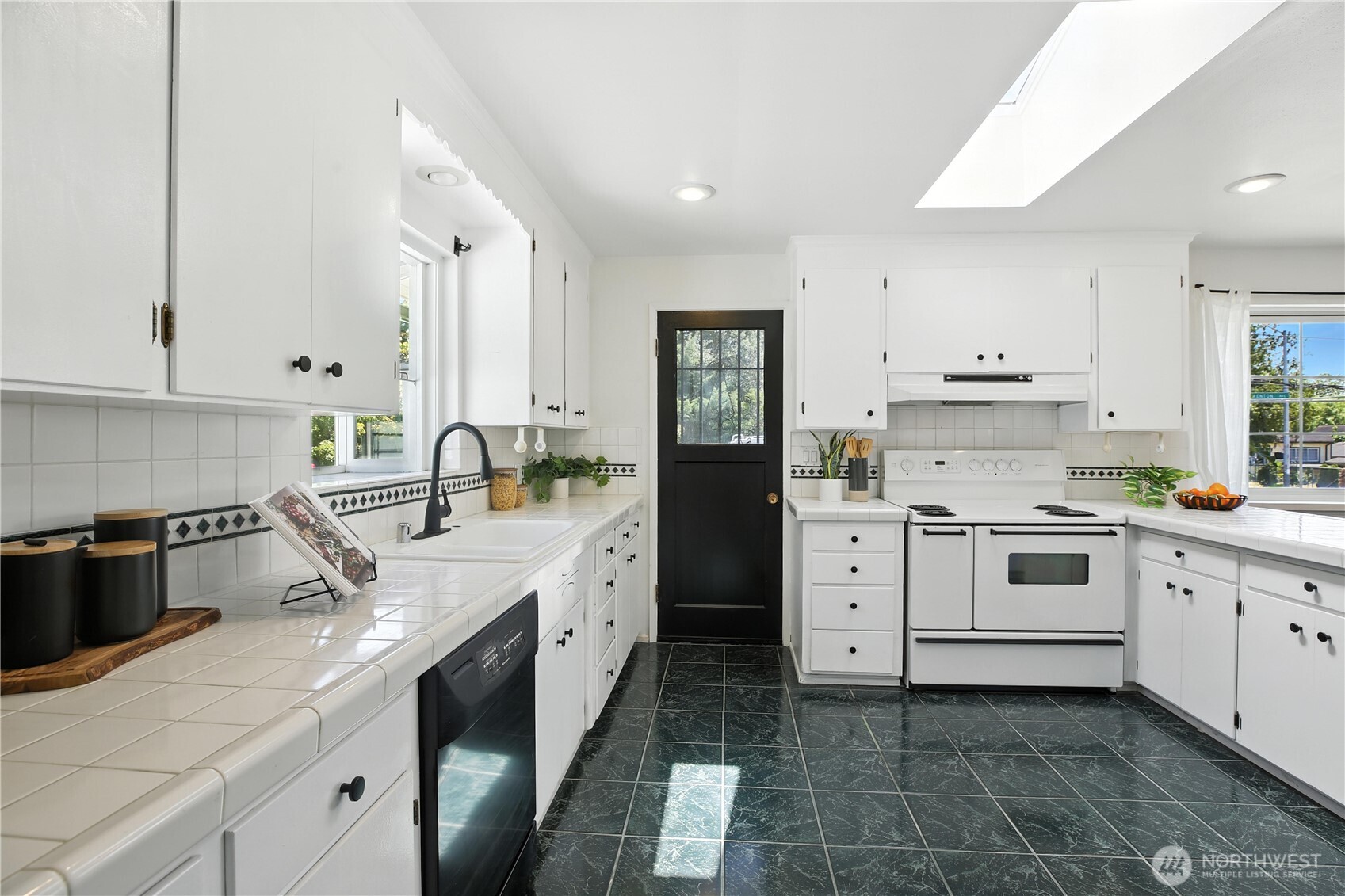 8457 Renton Avenue South Seattle, WA 98118 - Photo 11 of 35 Gallery Image 11