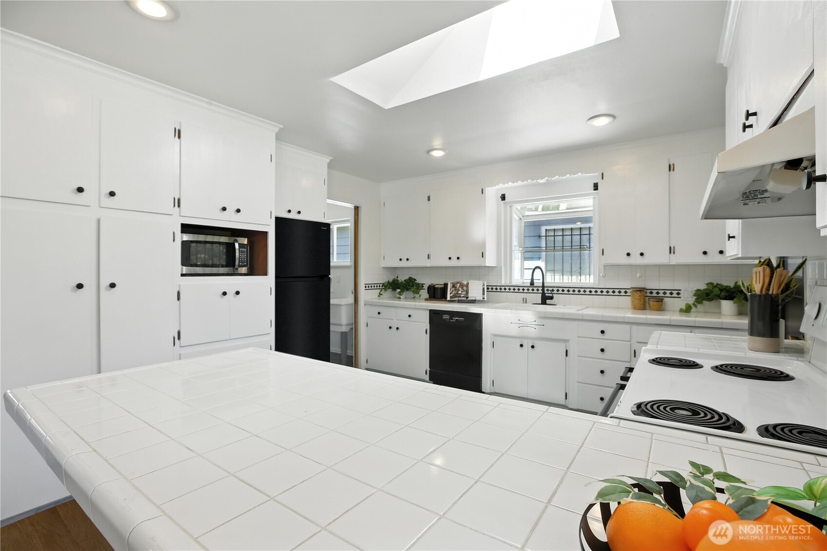 8457 Renton Avenue South Seattle, WA 98118 - Photo 9 of 35 Gallery Image 9