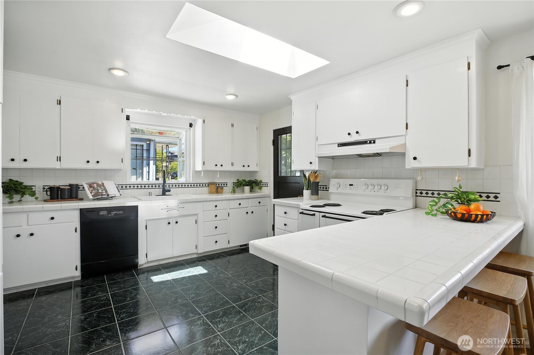 8457 Renton Avenue South Seattle, WA 98118 - Photo 10 of 35 Gallery Image 10