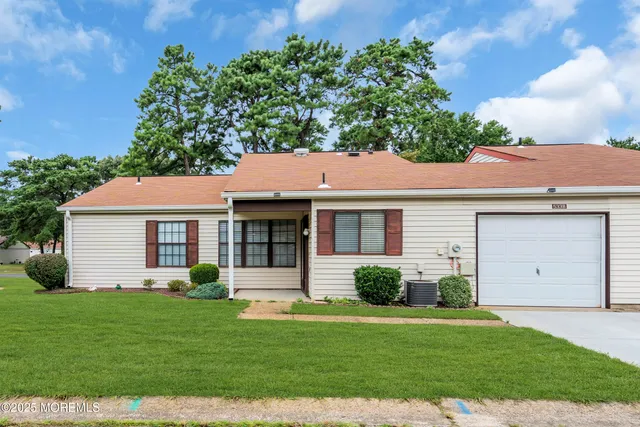 a view of a house with backyard and garden