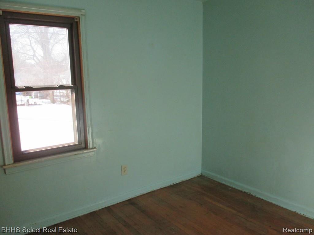 24431 Ross Street Dearborn, MI 48124 - Photo 12 of 26 018.jpg