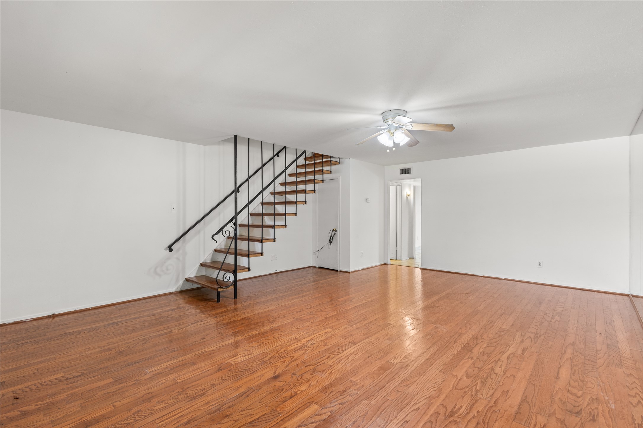 8238 Fondren Road, Unit 8238 Houston, TX 77074 - Photo 5 of 28 Living area, first floor