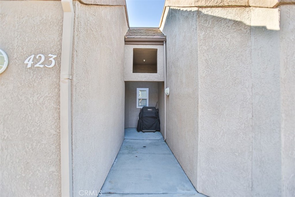 1200 Pacific Coast Highway, Unit 423 Huntington Beach, CA 92648 - Photo 22 of 40 a view of a livingroom from a hallway