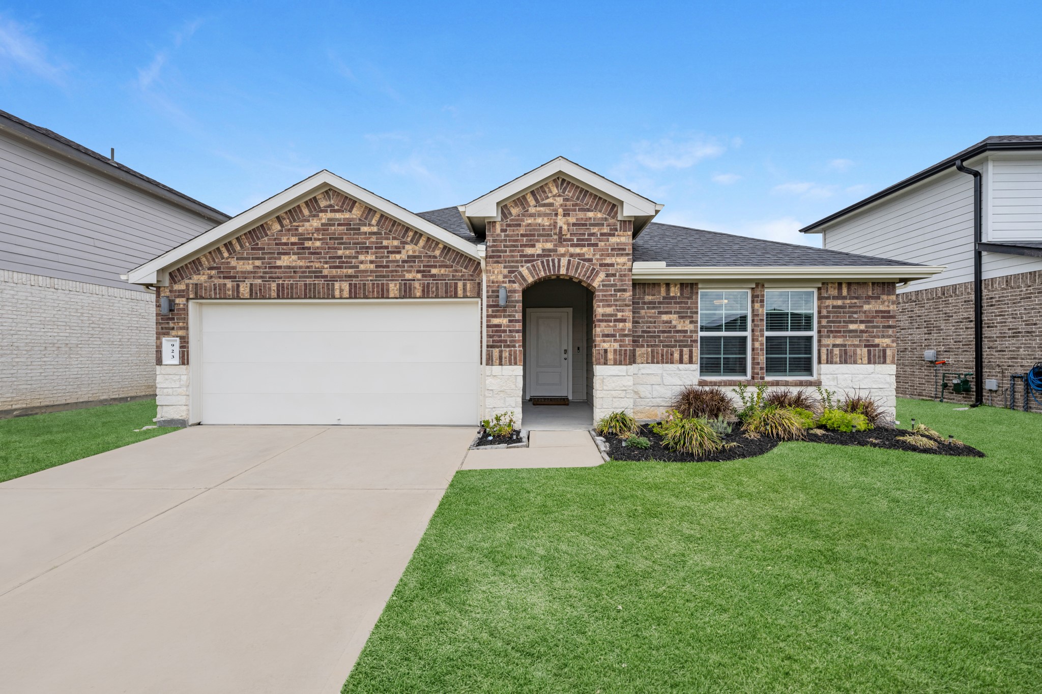 923 Kinder Sky Lane Rosharon, TX 77583 - Photo 2 of 37