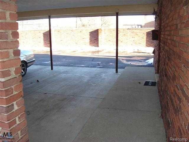 1716 Vernier Road Grosse Pointe, MI 48236 - Photo 5 of 23 31077970-14.jpg