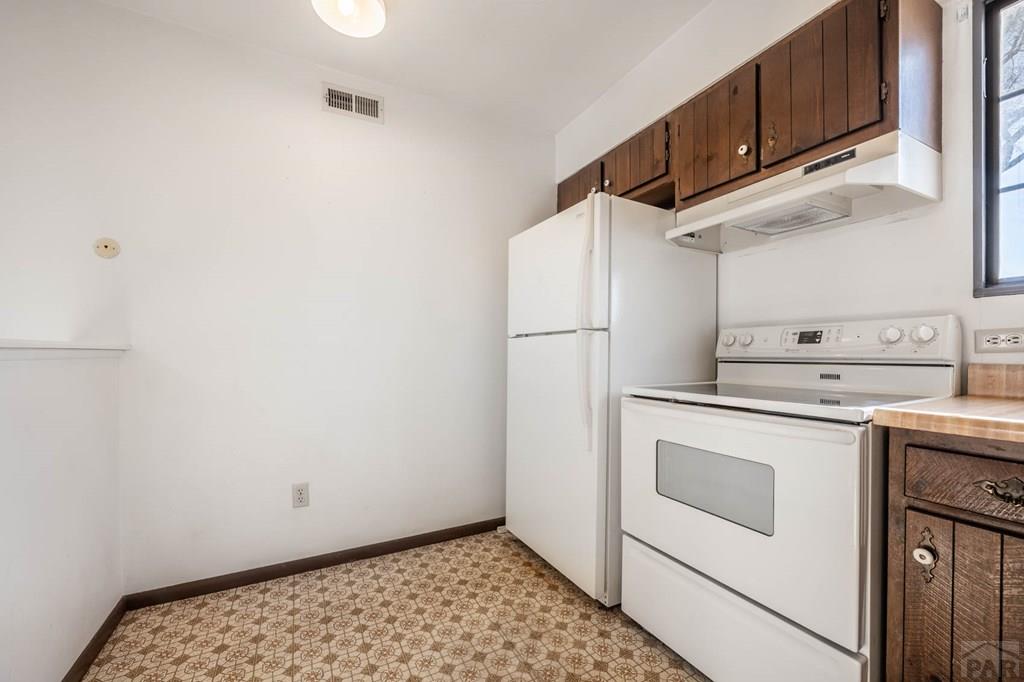 1901 Mohawk Road Pueblo, CO 81001 - Photo 10 of 30 a utility room with dryer and washer