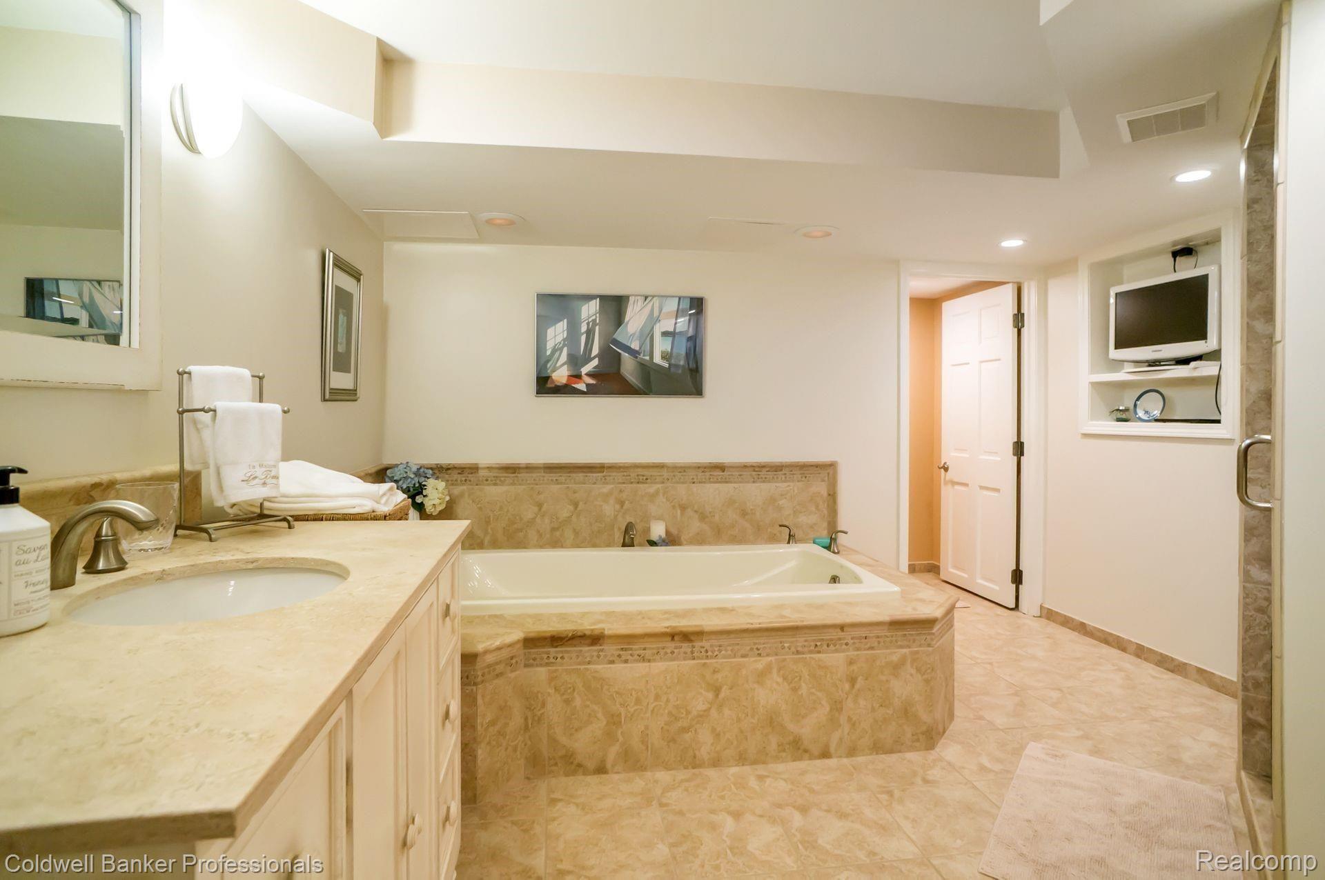 31226 Country Ridge Circle Farmington, MI 48331 - Photo 39 of 50 33.jpg
