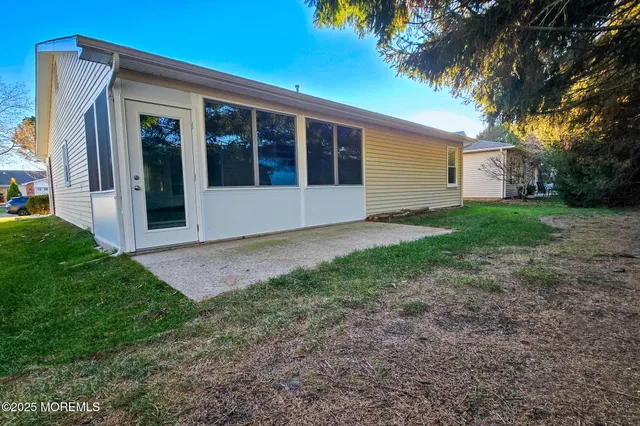 a view of a house with backyard