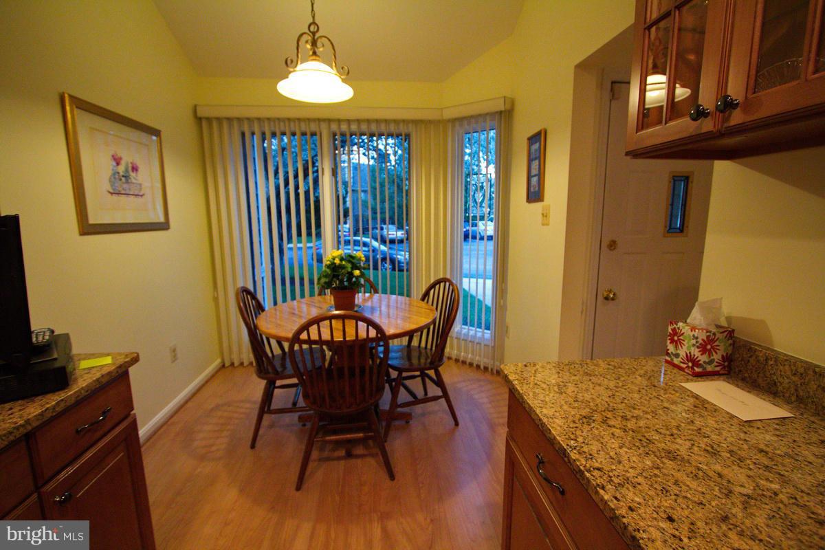 Kitchen - breakfast nook