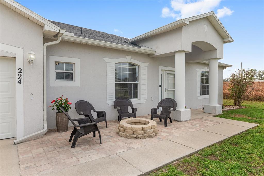 224 Oak Lane Ocala, FL 34472 - Photo 2 of 33 a lamp is sitting in front of a house with a yard