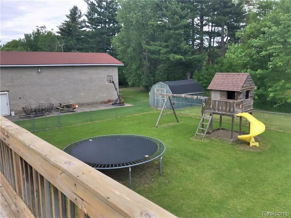 8055 East Carpenter Road Davison, MI 48423 - Photo 10 of 22 8055 capenter back yard.jpg