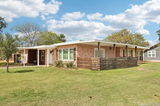 a view of a house with backyard and garden