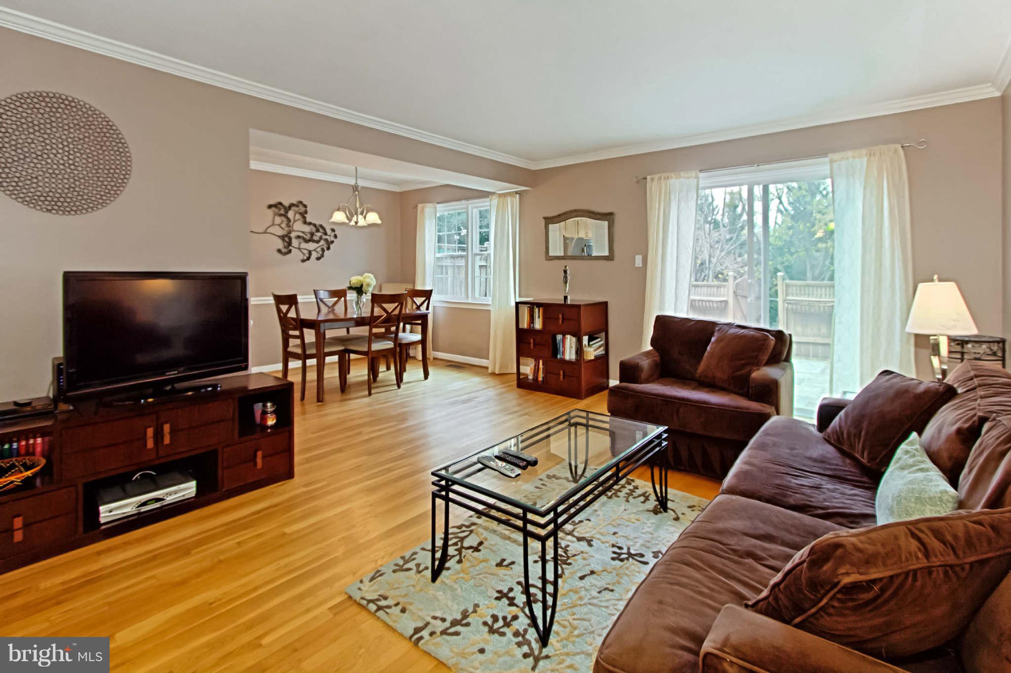 1822 Golf View Court Reston, VA 20190 - Photo 4 of 30 Living Room