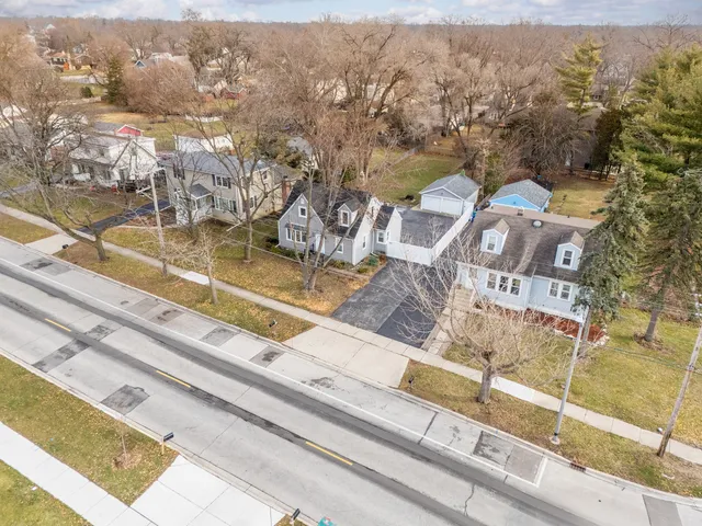 $3,000 | 305 North Grace Street, Lombard, IL 60148