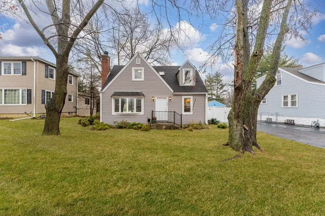 $3,000 | 305 North Grace Street, Lombard, IL 60148