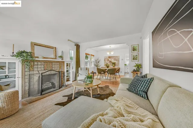 $599,000 | 5925 Outlook Avenue, Oakland, CA 94605