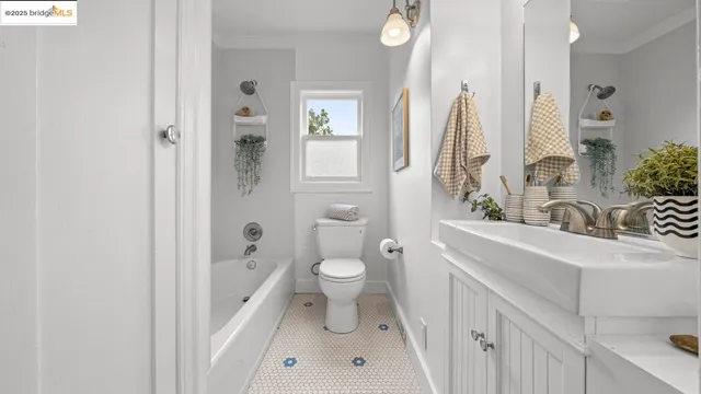 $599,000 | 5925 Outlook Avenue, Oakland, CA 94605